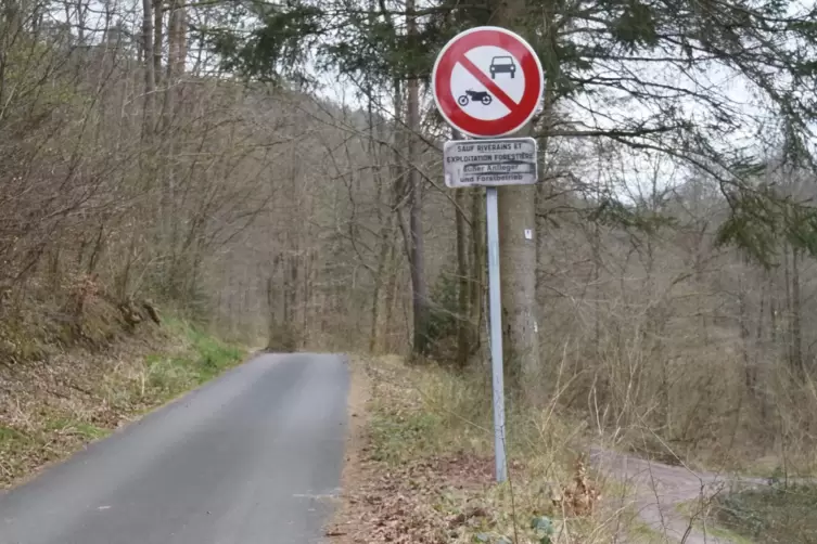 Wer hat’s errichtet? Der Ärger in Schönau über das neue Schild am ausgebauten Radweg ist groß.