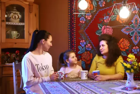 Anastasia (links) und Tochter Karolina mit ihrer Gastgeberin Natascha Renner.