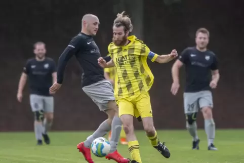 Wenn es nach Trainer Christopher Dispot geht, steht der SV Einöllen (hier mit Pascal Baumbauer, gelbes Trikot) am Saisonende auf