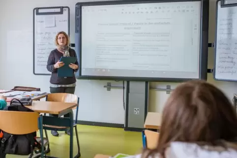 Whiteboards ersetzen die grünen Kreide-Tafeln. Das Foto aus dem Jahr 2018 entstand an der IGS Contwig und zeigt Englischlehrerin