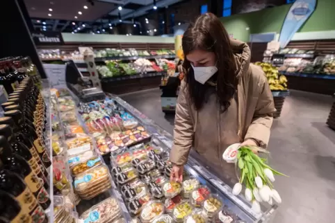 Ungefähr die Hälfte der Pirmasenser geht noch freiwillig mit Maske einkaufen (Beispielfoto)