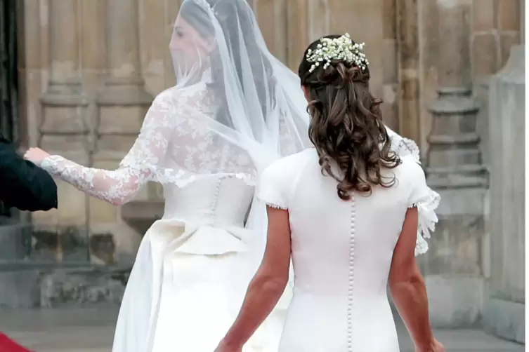 Vorbild für andere: Hochzeitskleid von Herzogin Kate (links) bei der Trauung mit Prinz William.