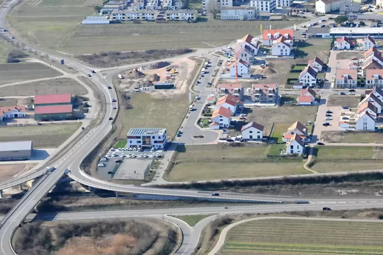 Auf der Fläche neben der Christlichen Sozialstation (links vorne) soll ein Supermarkt entstehen. 