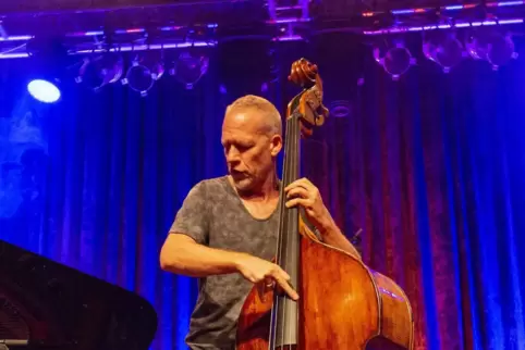 Entdeckung: Der Bassist Avishai Cohen wechselte von gezupft zu gestrichen, spielte auch eine Gegenstimme zum Klavier seines Trio