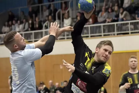 Tim Schmieder und seine Mitspieler hatten eine kurze Nacht und siegten dann noch in einen fremden Halle im Heimspiel.