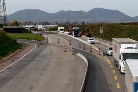 Die B10 zwischen Godramstein und der Autobahn wird voll gesperrt. 