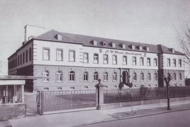 Erst war es ein Schulhaus, nach dem Zweiten Weltkrieg wurde es zur Porzellanfabrik: Heute ist in dem markanten Gebäude in der Ma