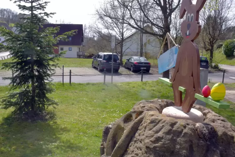 Vom Blaubacher Dorfplatz grüßt der Osterhase. Gegenüber, jenseits der Straße, soll ein neues Feuerwehrhaus entstehen – womöglich