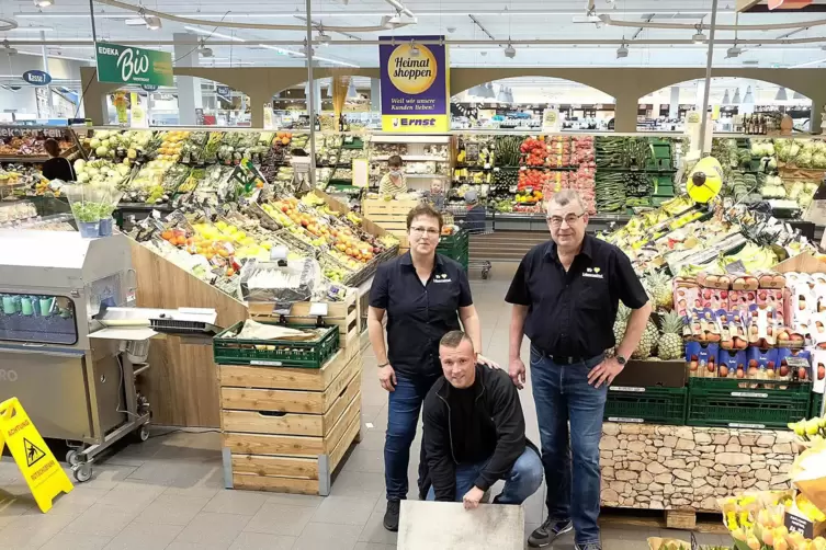 Die Edeka-Kaufleute Ernst: Juniorchef Christian passt schon mal die Bodenplatte „Toscana“ an, die den im Juli entstehenden neuen