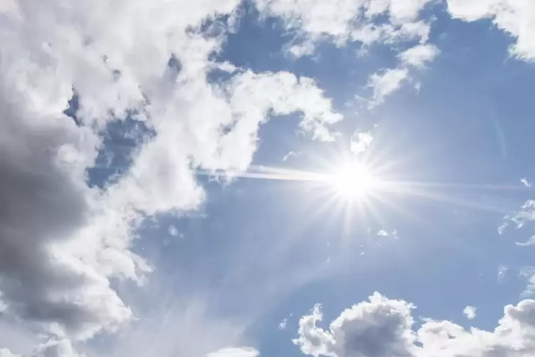 Die Sonne wird sich über das Osterwochenende gegen die Wolken durchsetzen.