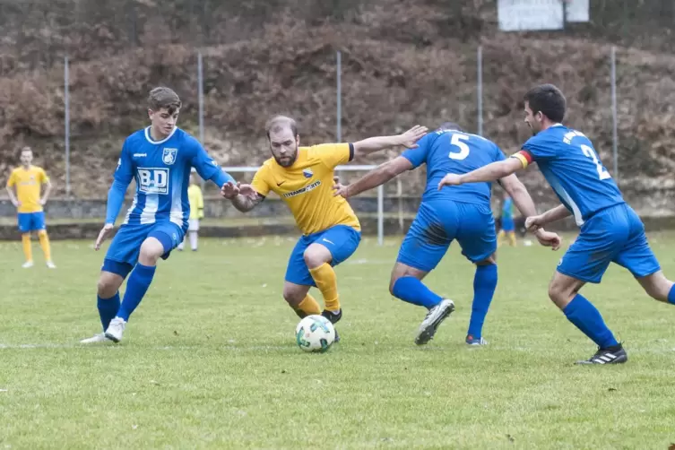 2019 traf Kindsbach im Halbfinale des Kreispokals auf Ramstein. Das Foto zeigt Andreas Koch vom FVK, umringt von Julius Kerbel, 