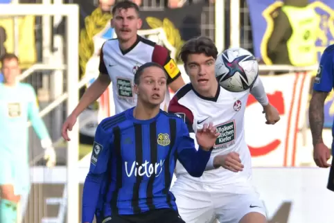 Derbyspannung: Kevin Kraus und Max Hippe (rechts) vom FCK. Mitte: Minos Gouras, FCS, im Hinrundenspiel. 