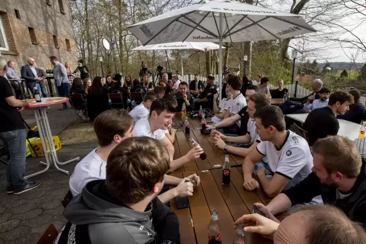 Heimspiel für den TuS: Die Handballer der zweiten Mannschaft fühlten sich wohl im Biergarten ihrer Vereinsgaststätte, den sie nu