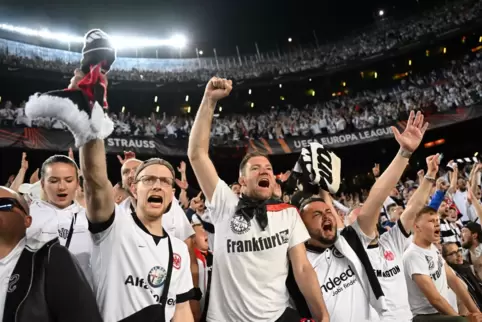 Begeisterung im Camp Nou: Eintracht-Fans in Barcelona.