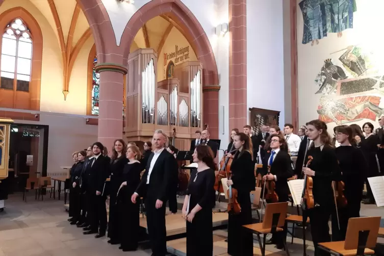 Gelungene Kombination: die Stiftskantorei mit der „Jungen Südwestdeutschen Philharmonie“.