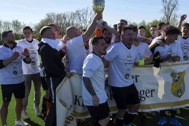 Da ist er, der Pokal: Der Karsamstag war für Schwarz-Weiss Frankenthal durch den Finalsieg gegen die TSG Eisenberg der Saisonhöh