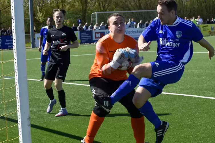 In der ersten Halbzeit hatte Eisenberg mehr Spieanteile, aber es fehlte an der Präzision. Hier kommt TSG-Spieler Lars Ferchof (r