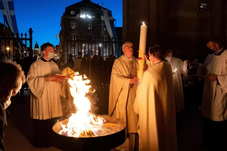 Osternacht vor dem Dom: Domdekan Christoph Maria Kohl übergibt Bischof Wiesemann die entzündet die Osterkerze.