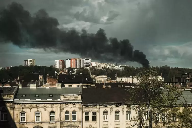 Nach russischen Raketenangriffen waren am Montag über der westukrainischen Stadt Lwiw Rauchwolken zu sehen.