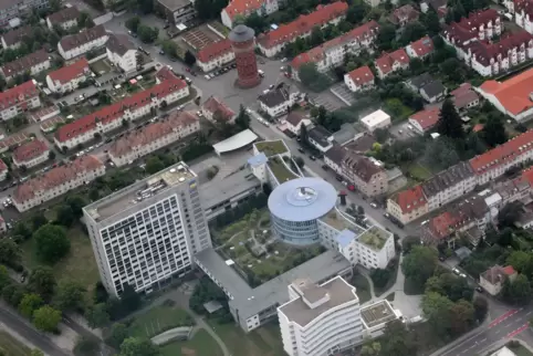 Von oben: Das DRV-Hochhaus in der Speyerer Eichendorffstraße ist eines der markantesten Gebäude in der Domstadt. 