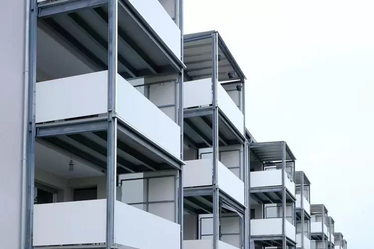 Ein Balkon steigert den Wert der Mietwohnung. Das Foto zeigt Häuser der Gewobau im Europaring in Ernstweiler