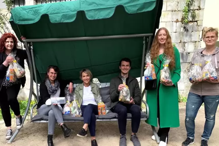 Mitarbeiterinnen des Frauenhauses sowie die Rotaract-Mitglieder Sebastian Senn und Sophia-Katharina Schuck.