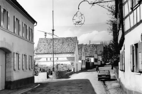 Die Hördter Straße im Stadtteil Sondernheim im April 1972, vor dem Ausbau. 