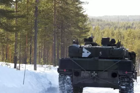 Schweden arbeitet trotz Neutralität militärisch mit dem Westen zusammen. Hier ein schwedischer Leopard-Panzer bei einer gemeinsa