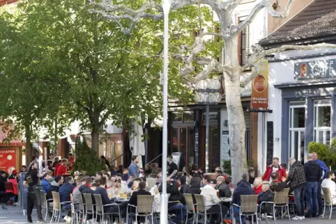 FCK-Fans und Gäste außerhalb des Stadions, hier im Café am Markt: Es muss nicht immer Krawall herrschen, sondern geht auch im fr