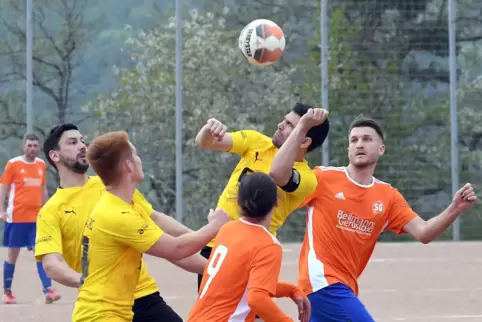 Kein Leckerbissen für Fußballästheten: Auf dem Hartplatz in Mannweiler-Cölln war Kampf angesagt.