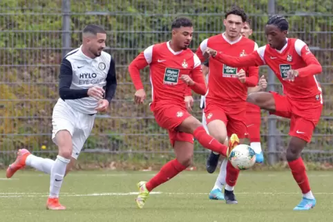 Wer will den Ball? Die Kaiserslauterer Mohamed Morabet (links) und Phinees Bonianga (rechts) gehen vorsichtshalber beide ran ans