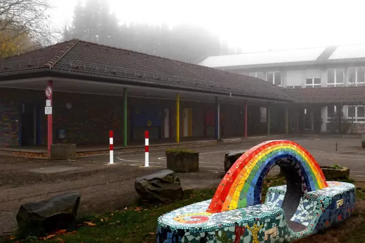 Die Grundschule Sippersfeld grenzt an das Neubaugebiet. Bevor sie saniert und ein Kita-Neubau in der Nähe geplant werden kann, s