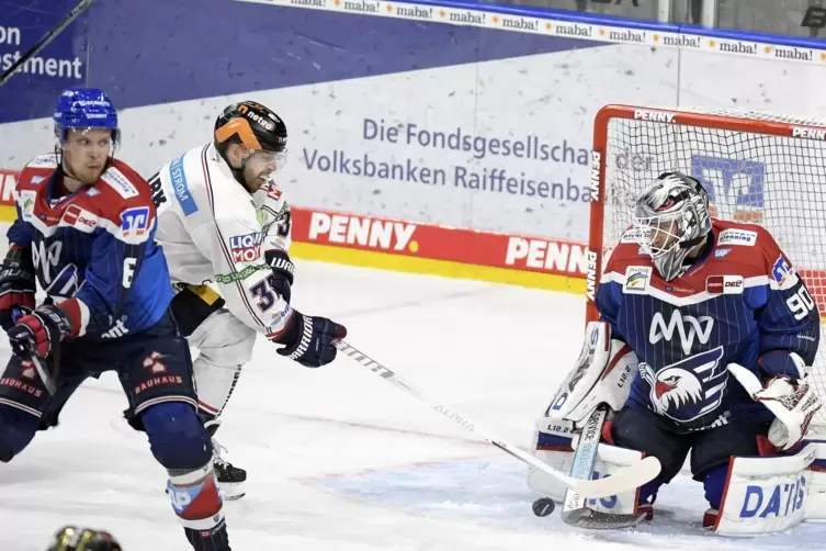 Kevin Clark scheitert gegen Adler Torwart Felix Brückmann.