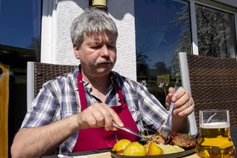 Volker Köhler, Bürgermsiter von Katzenbach, lässt sich sein Wirsinggemüse mit Frikadellen und Kartoffeln schmecken. 