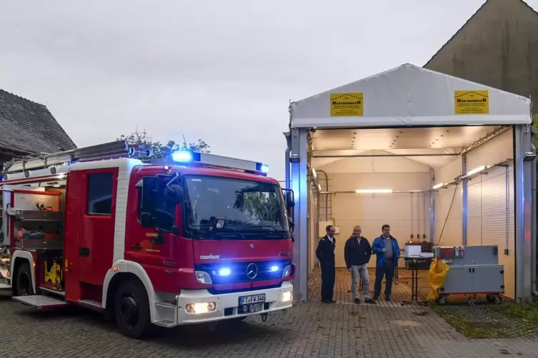 Seit September 2020 wird eine auf dem Neuköllner Platz errichtete Halle als Unterstand für das Fahrzeug des Stützpunkts Eppstein