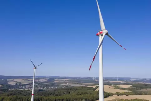 Zwei Windräder – wie hier bei Schellweiler – könnten sich bald auch nahe Wolfstein drehen. 