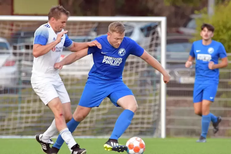 Eduard Deschtschenja (am Ball) und der SV Nanz-Dietschweiler sind zurzeit kreisweit „nur“ das zweitbeste Team. Vor ihnen rangier