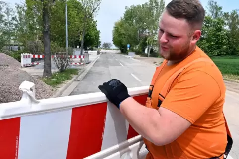 Wieder freie Fahrt: Patrick Bräumer (Firma Secutec) räumt Absperrbaken von der Straße.