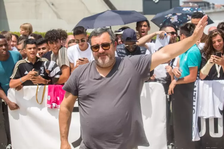  Unter den oft vornehm gekleideten Managern war der untersetzte Raiola mit T-Shirt, Turnschuhen, kurzen Shorts oder Schlabberhos