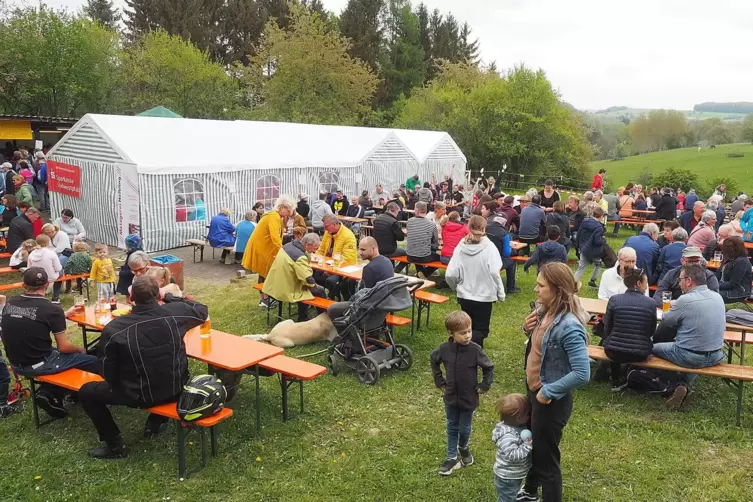 Volles Zelt und volle Wiese beim Hengstbacher Blütenfest. 