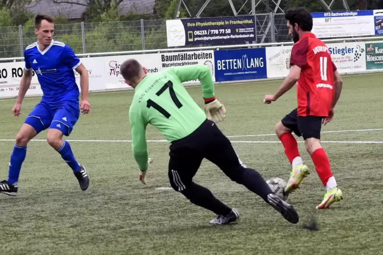 Gleich fällt das 2:0 für Vatanspor: Fuar Altunkaynak (rechts) schnürt den Doppelpack. 