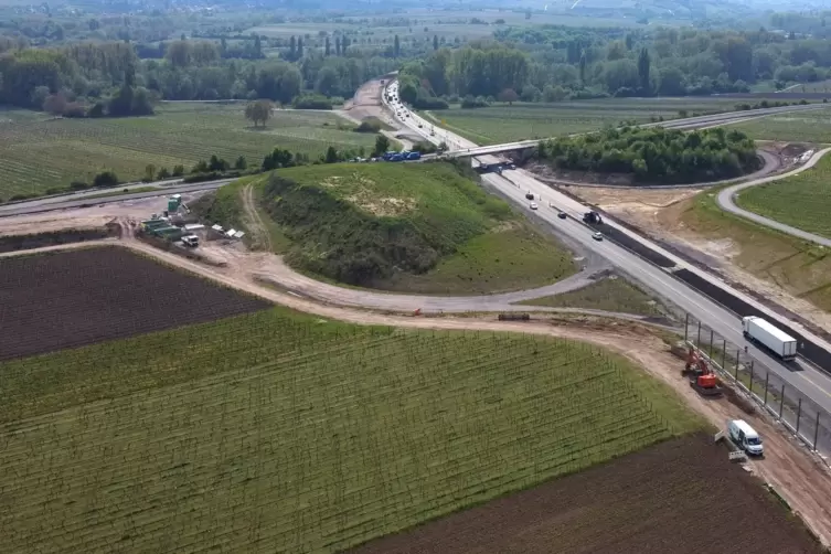 Die Abfahrt bei Godramstein wird ausgebaut. Der Bau einer Lärmschutzwand hat begonnen. 