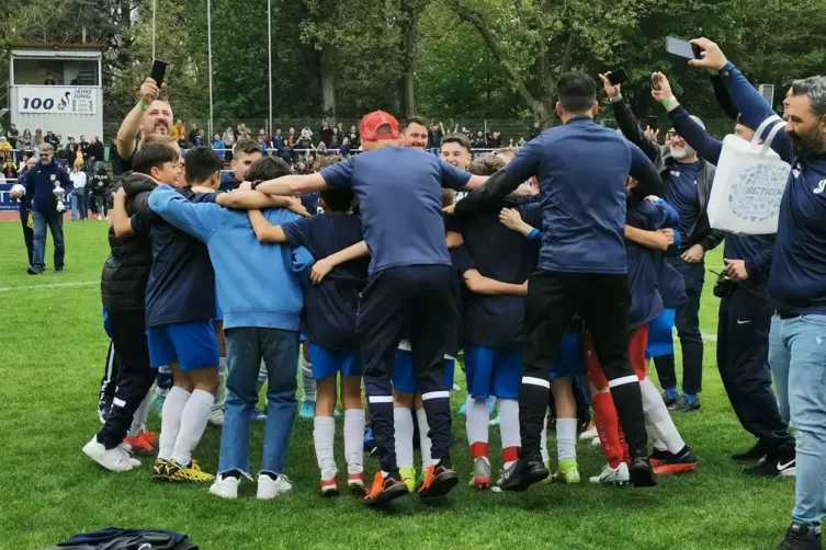 Jubeln wie die Großen: die D-Jugend des VfR Frankenthal nach dem Pokalsieg. 