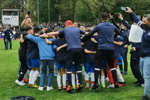 Jubeln wie die Großen: die D-Jugend des VfR Frankenthal nach dem Pokalsieg. 