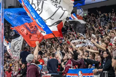 Den Fans der Eisbären Berlin scheinen die vielen Spiele innerhalb weniger Tage nichts auszumachen. 