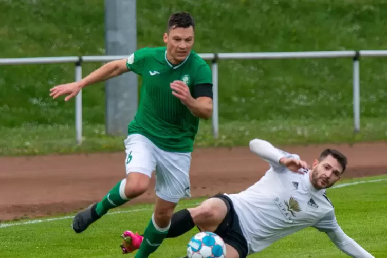 So dynamisch wie in dieser Szene Tobias Hess (grünes Trikot) wollen sich die Grünstadter auch am Mittwochabend in der Südpfalz d