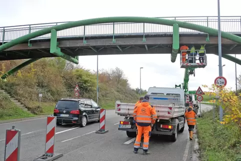 Die alte Brücke musste wegen ihres maroden Zustands gesperrt werden.