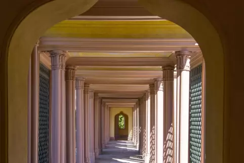 Die Klanginstallation ist im Wandelgang der Schwetzinger Gartenmoschee zu hören. 