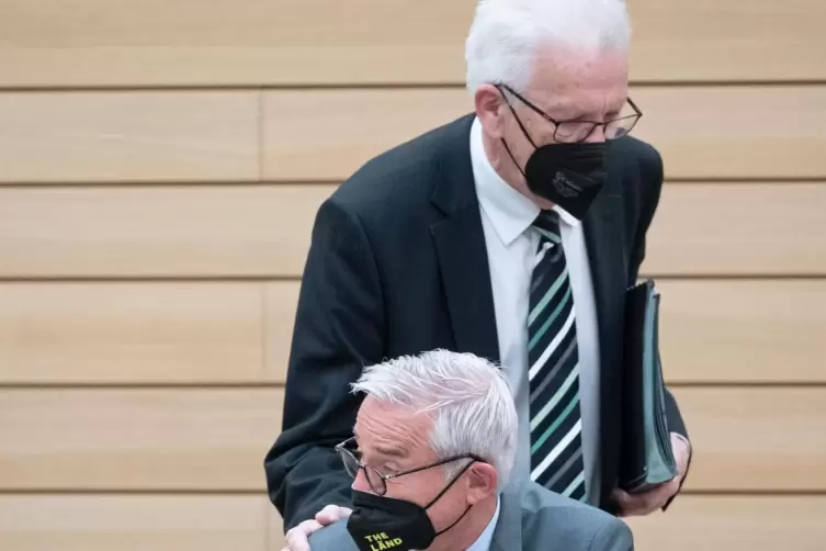 Aufmunternde Geste des Ministerpräsidenten: Winfried Kretschmann und Thomas Strobl im Stuttgarter Landtag. 