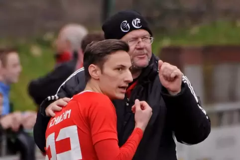 Kapitän Robin Schwehm, hier im Dialog mit Trainer Roland Beck, ist wieder zurück im Seebacher Kader. 